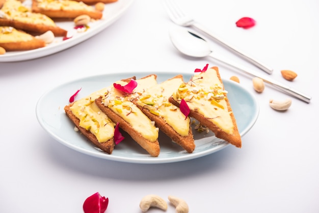 Shahi Tukda oder Tukra, auch bekannt als Double Ka Meetha, ist ein reichhaltiges und festliches indisches Dessert aus Brot, Ghee, Zucker, Milch und Nüssen