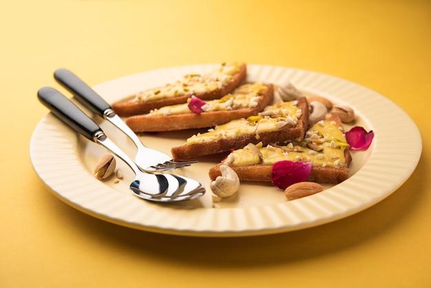 Shahi Tukda oder Tukra, auch bekannt als Double Ka Meetha, ist ein reichhaltiges und festliches indisches Dessert aus Brot, Ghee, Zucker, Milch und Nüssen