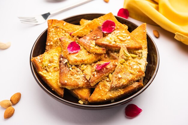 Shahi tukda ou tukra, também conhecido como double ka meetha, é uma sobremesa indiana rica e festiva feita com pão, manteiga, açúcar, leite e nozes