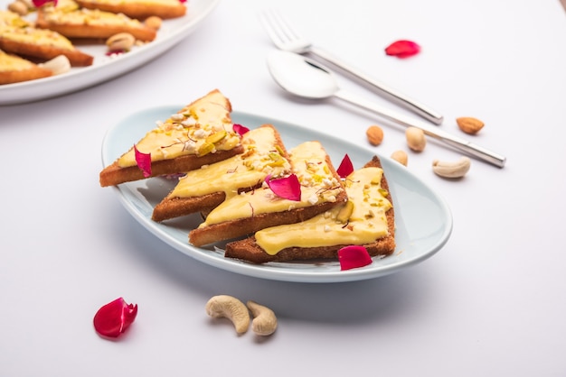 Shahi tukda ou tukra, também conhecido como double ka meetha, é uma sobremesa indiana rica e festiva feita com pão, manteiga, açúcar, leite e nozes