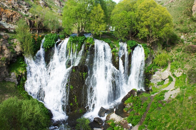 Shaki Wasserfall im Frühjahr tagsüber