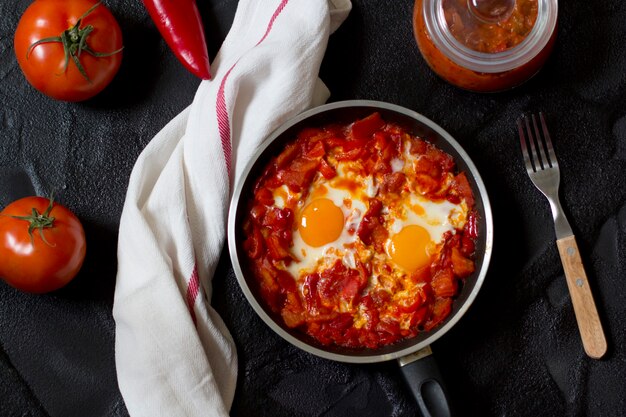 Shakshouka o shakshuka, huevos en salsa de tomates y pimientos, vista superior