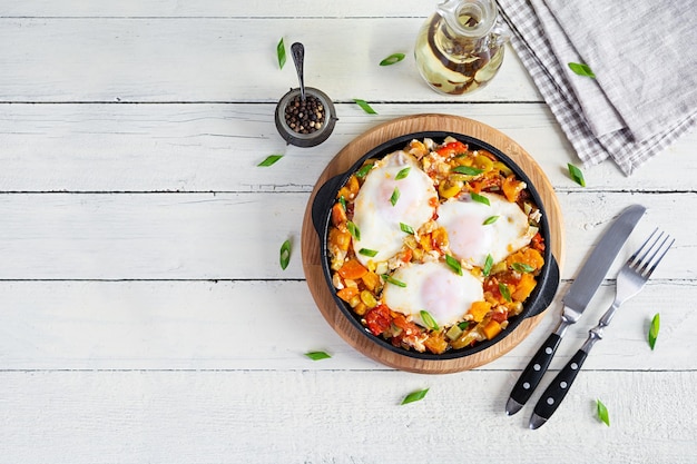 Shakshouka en sartén Huevos fritos con verduras tomate pimiento calabaza y cebolla Vista superior