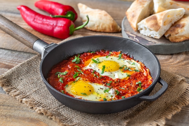 Shakshouka serviert in einer Pfanne