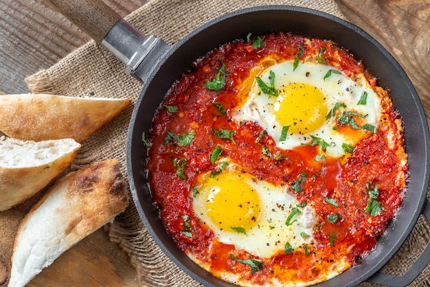 Shakshouka serviert in einer Pfanne