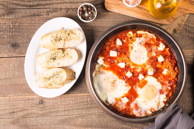 Shakshuka aus gebackenen Eiern in Tomatensauce und Pfeffer