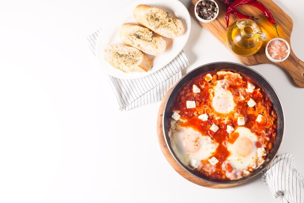 Shakshuka feito de ovos cozidos em molho de pimenta de tomate