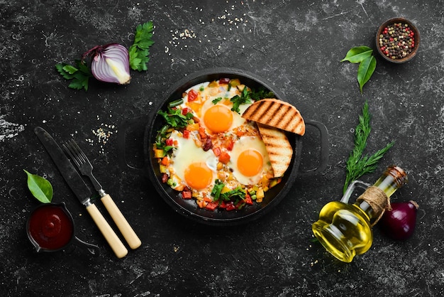 Shakshuka Huevos fritos con verduras en una sartén Vista superior Cocina tradicional de Israel