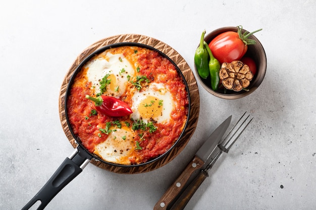 Foto shakshuka con huevos fritos y verduras