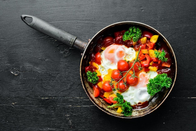 Shakshuka Huevos con tomates y verduras en una sartén Desayuno Vista superior Espacio libre para el texto