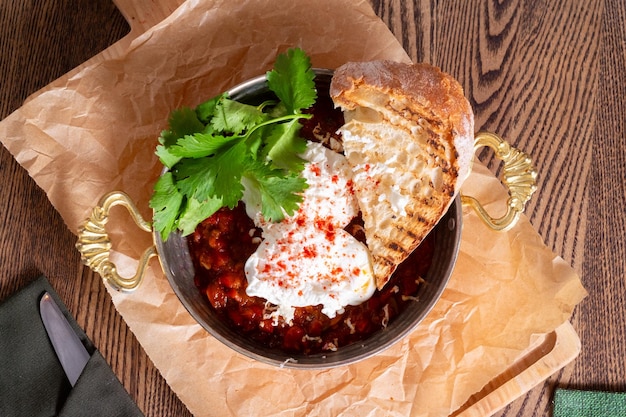 Shakshuka mit Grün und Paprika