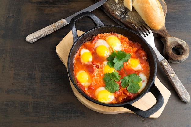 Shakshuka na panela. Omelete com tomate, pimenta, legumes e ervas.