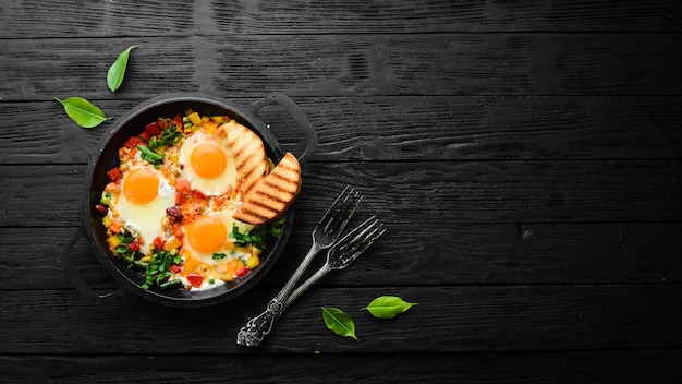 Shakshuka Ovos fritos com legumes em uma frigideira Vista superior Cozinha tradicional de Israel