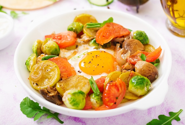 Shakshuka y pepino fresco, rábano de sandía y rúcula