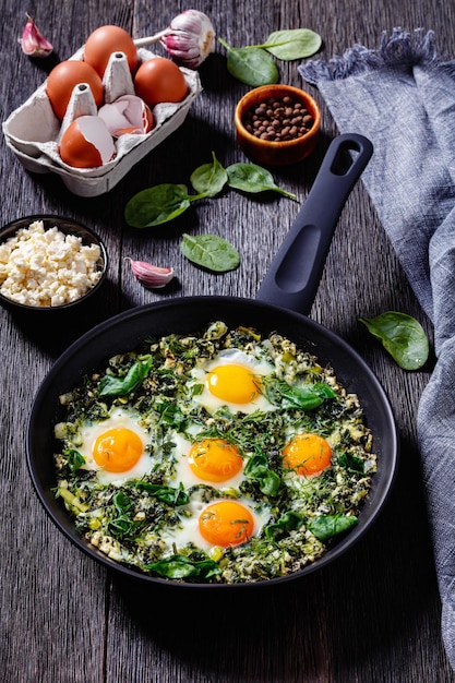 Foto shakshuka verde na frigideira vista de cima