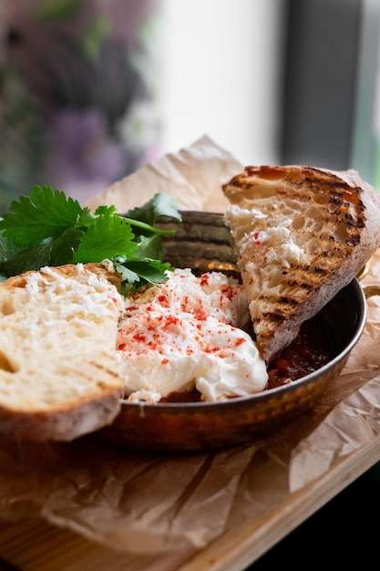 Shakshuka con verde y pimentón