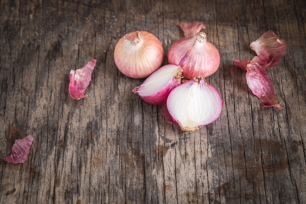 Shallots cortados na mesa de madeira velha