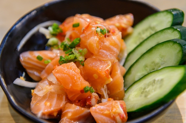 Foto shalmon sashimi no prato