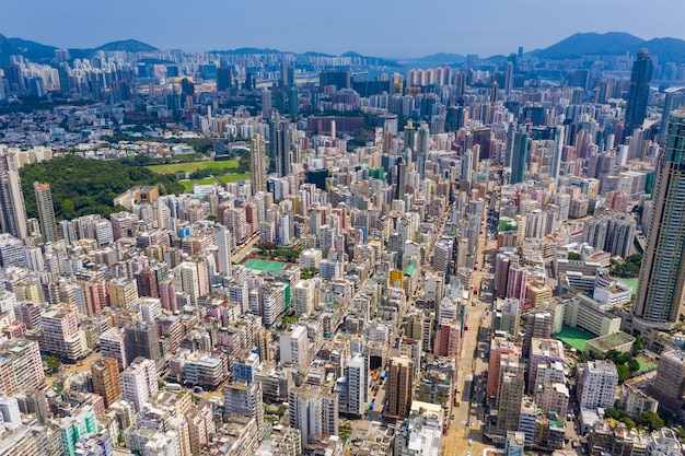 Foto sham shui po, hong kong 12 de setembro de 2019: drone sobrevoa o centro de hong kong