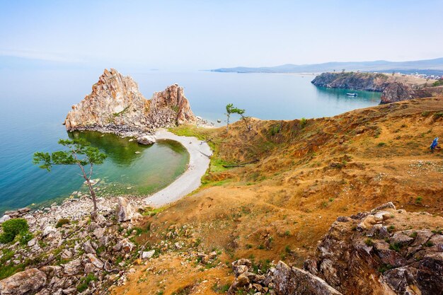 Shamanka (Shamans Rock) no lago Baikal perto de Khuzhir na ilha Olkhon na Sibéria, Rússia. O Lago Baikal é o maior lago de água doce do mundo.