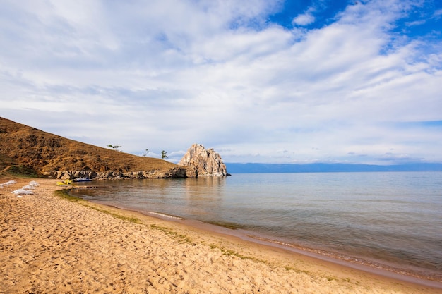 Shamanka (Shamans Rock) no lago Baikal perto de Khuzhir na ilha Olkhon na Sibéria, Rússia. O Lago Baikal é o maior lago de água doce do mundo.