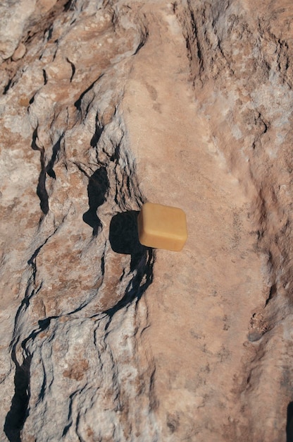 Shampoo-Bar mit hoher Winkelsicht am Strand mit Kopierraum