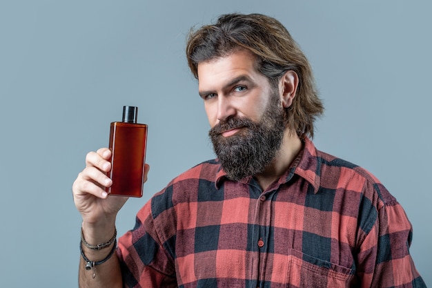 Shampoo-Conditioner für Männer. Professionelle Pflege für anspruchsvolles Haar. Plastikbehälter mit Shampoo.