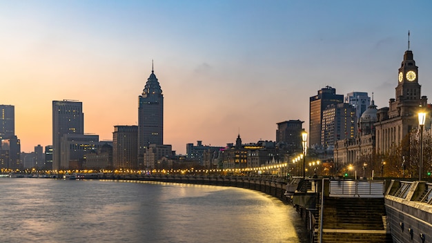 Shanghai am Morgen. Bund in Shanghai ist eine berühmte Ufergegend im Zentrum von Shanghai, China.