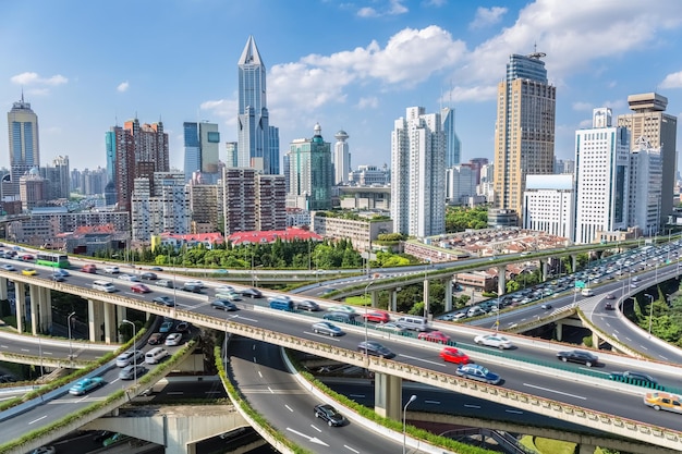 Shanghai-Autobahnüberführung mit moderner Stadtskyline gegen einen sonnigen Himmel