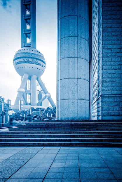 Shanghai, el Bund, la construcción y el tráfico de carretera, el sentido azul de la tecnología, imágenes de fondo