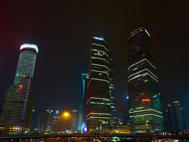 Shanghai China 12 de marzo de 2016 Shanghai Lujiazui Finance and Trade Zone de la ciudad moderna fondo nocturno