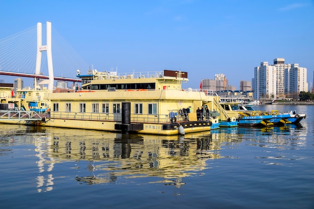 Shanghai, China - 18. Februar 2021: Die Nanpu-Brücke ist die erste Brücke, die den Huangpu-Fluss vom Zentrum Shanghais aus überquert und ihn mit dem Bezirk Pudong auf der anderen Seite des Flusses verbindet.