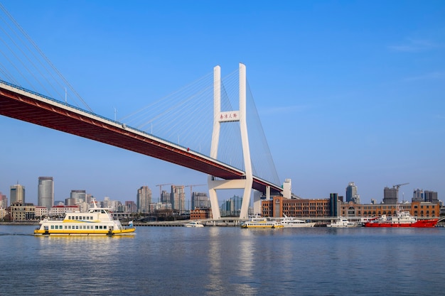 Shanghai, China - 18. Februar 2021: Die Nanpu-Brücke ist die erste Brücke, die den Huangpu-Fluss vom Zentrum Shanghais aus überquert und ihn mit dem Bezirk Pudong auf der anderen Seite des Flusses verbindet.