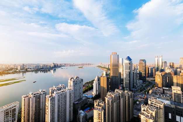 Shanghai in der Abenddämmerung aus der Vogelperspektive