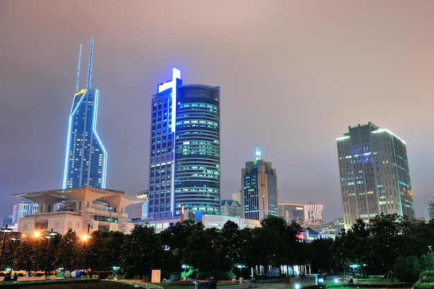 Shanghai de noche con rascacielos urbanos y luces