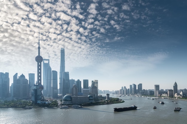 Shanghai-Stadtbild morgens schöner Huangpu-Fluss und Pudong-Skyline