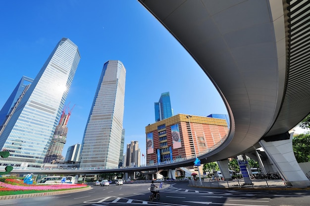 Shanghai-Straßenansicht mit Wolkenkratzern und blauem Himmel.