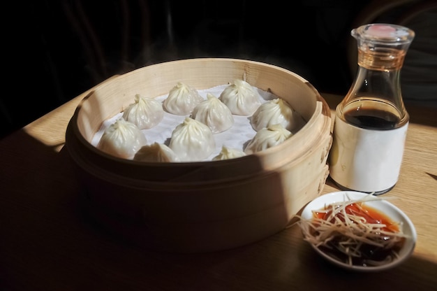 Shanghai-Suppenknödel gedämpft in Bambusschale Xiao Long Bao ma