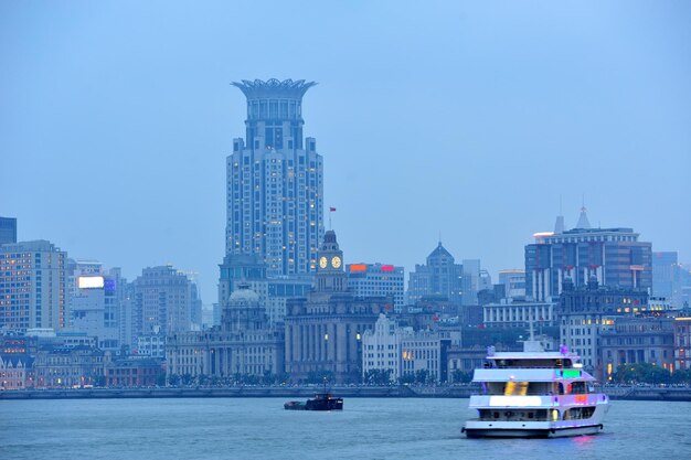 Shanghai urbane architektur über den fluss in der abenddämmerung