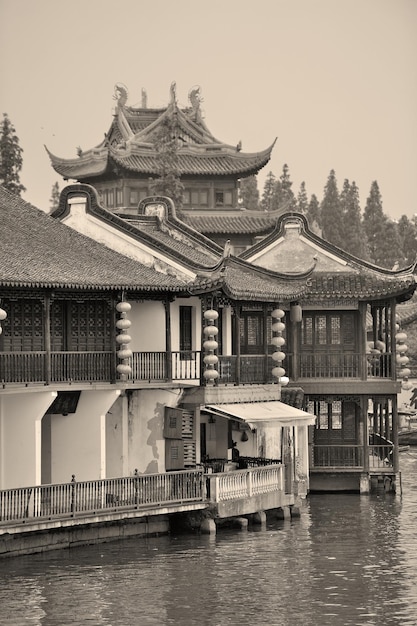 Shanghai Zhujiajiao Stadt mit historischen Gebäuden über dem Fluss in Schwarz und Weiß