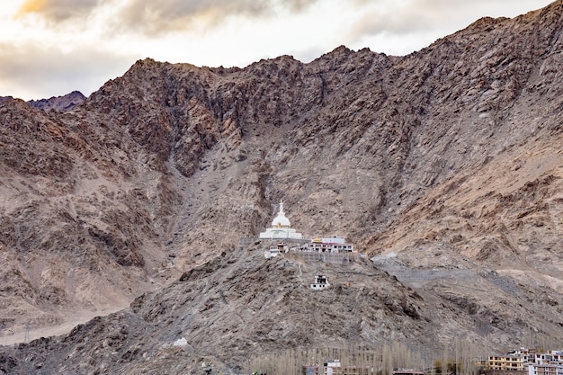 Shanti Stupa en la cima de una colina en Changpa, distrito de Leh, región de Ladakh, estado de Jammu y Cachemira, norte de India