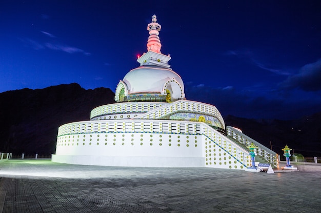 Foto shanti stupa, leh, na índia.