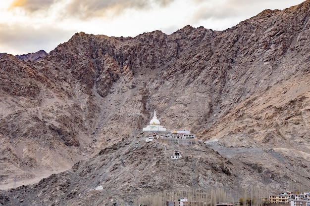 Shanti stupa no topo de uma colina em changpa, distrito de leh, região de ladakh, estado de jammu e caxemira, norte da índia