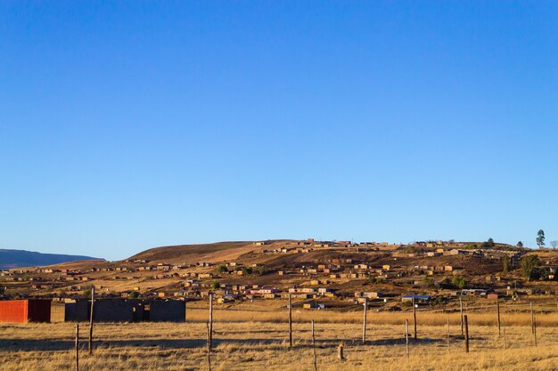 Shantytown zur Straße nach Drakensberg District, Südafrika.