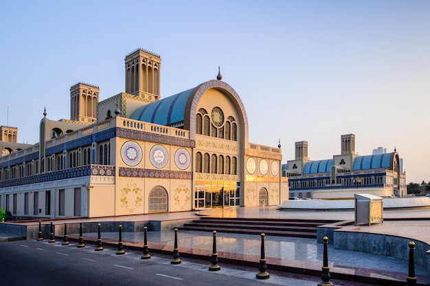 SHARJAH, Emiratos Árabes Unidos - 07 de octubre, zoco central en la ciudad de Sharjah, el mercado más popular de joyas y recuerdos.Foto tomada el 7 de octubre de 2016