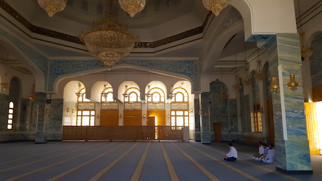 Sharm El Sheikh, Egito - 13 de julho de 2019. Os muçulmanos oram no templo. A sala de orações na mesquita. A luz penetra pelas janelas em arco em El Salam. Nova mesquita com um interior luminoso.