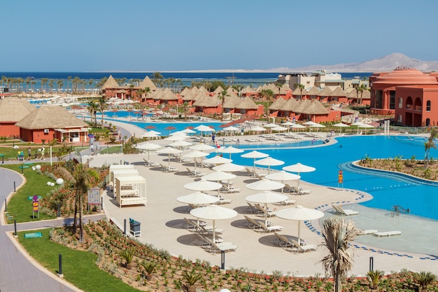 SHARM EL SHEIKH, ÄGYPTEN - 2. JUNI 2021: Blick von oben auf das Hotel Albatros Laguna Vista Resort in der Stadt Sharm el Sheikh in Ägypten mit dem Roten Meer an der Oberfläche
