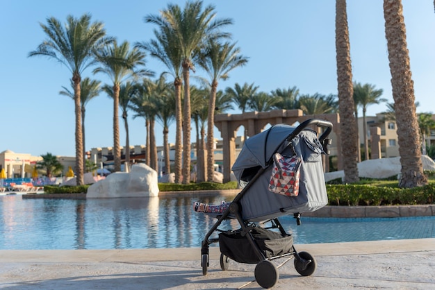 Foto sharm el sheikh 14 de enero de 2021 bebé durmiendo en un cochecito vacaciones con niños pequeños en el resort