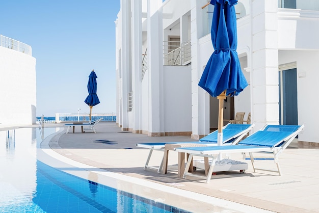 SharmElSheikh Egipto 01 18 2022 Hotel de lujo con piscina contra el cielo azul