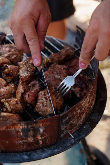 Shashlik auf einem Grill kochen